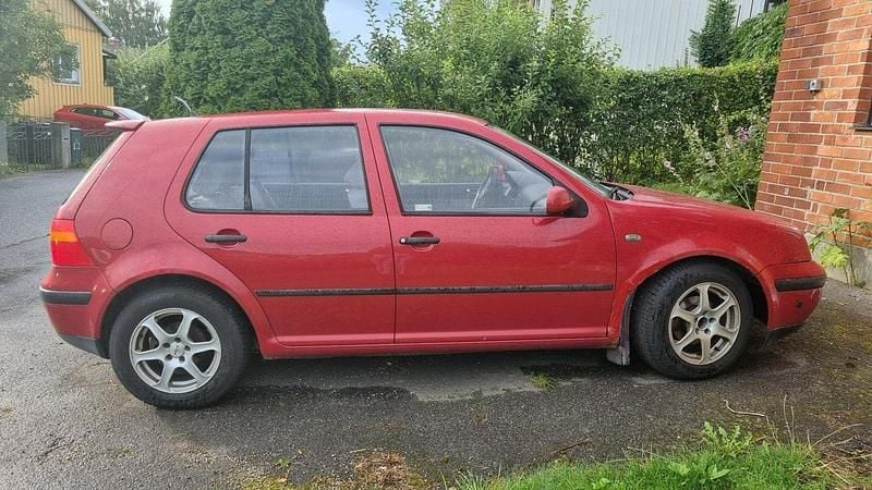 Röd Begagnad 2000 VW Golf IV Basis Halvkombi | 13 000 kr (Marknadspris) - Bild 1/4