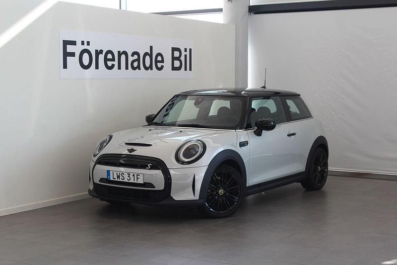 Silver (vit silver metallic) Begagnad 2022 Mini Cooper SE Halvkombi | 209 000 kr (Bra pris) - Bild 1/4