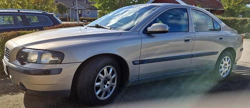 Brun Begagnad 2001 Volvo S60 Sedan | 16 000 kr (Marknadspris) - Bild 1/4
