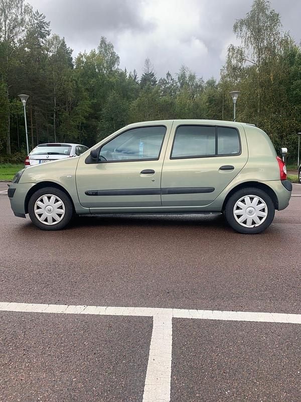Begagnad 2003 Renault Clio II Halvkombi | 25 000 kr (Marknadspris) - Bild 1/4