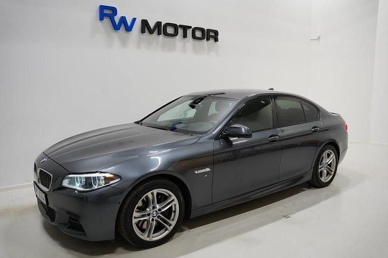 Grå Begagnad 2015 BMW 530 M Sport Sedan | 174 800 kr (Marknadspris) - Bild 1/4