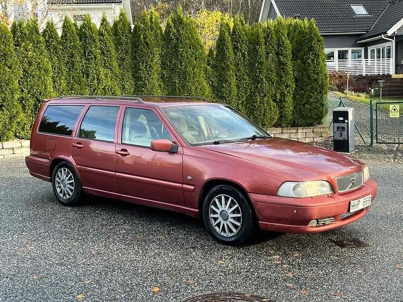 Röd Begagnad 1998 Volvo V70 Kombi | 16 900 kr (Marknadspris) - Bild 1/4