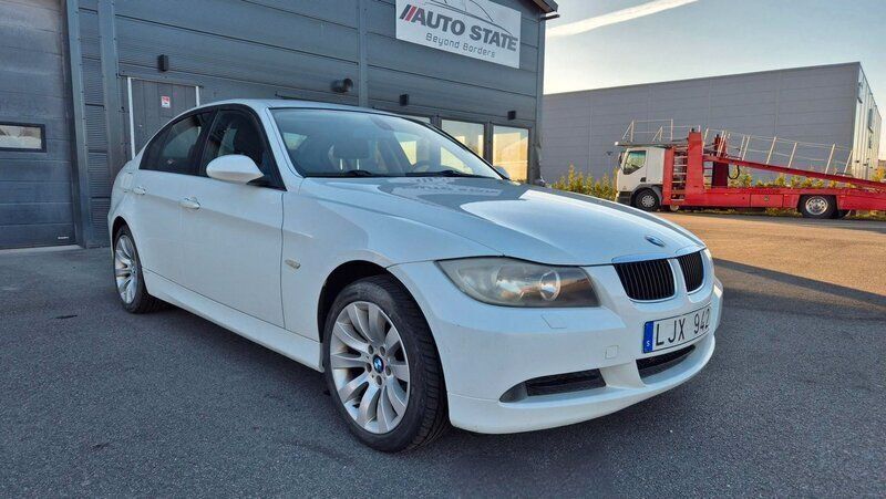 Vit Begagnad 2007 BMW 318 Advantage Sedan | 64 900 kr (Dyr) - Bild 1/4