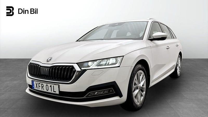 Vit Begagnad 2023 Skoda Octavia Style Kombi | 272 500 kr (Marknadspris) - Bild 1/4