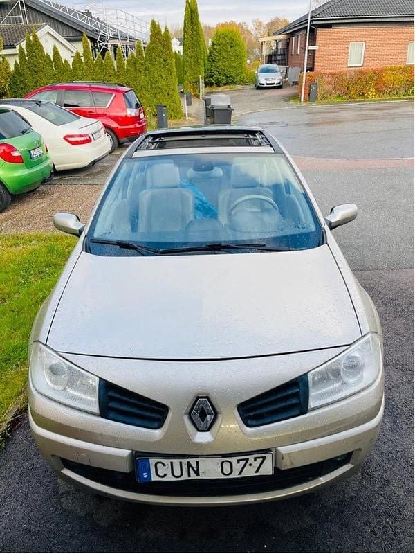 Silver Begagnad 2006 Renault Mégane II Halvkombi | 25 000 kr (Marknadspris) - Bild 1/4