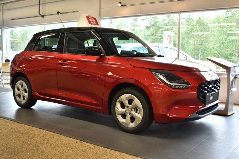 Begagnad Suzuki Swift 83 HK (61 kW) 2024 Röd Halvkombi