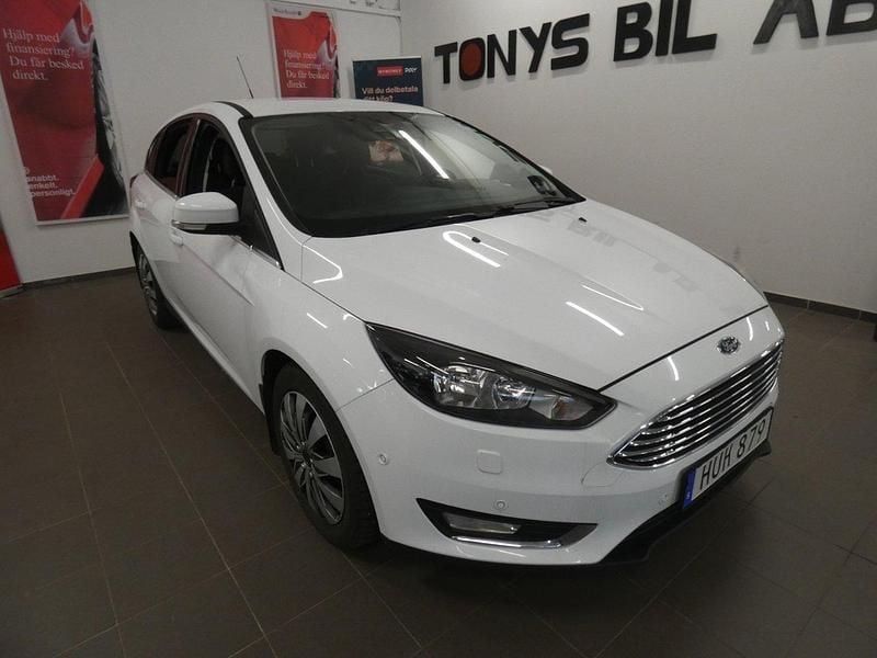 Vit Begagnad 2016 Ford Focus Titanium Halvkombi | 74 900 kr (Marknadspris) - Bild 1/4