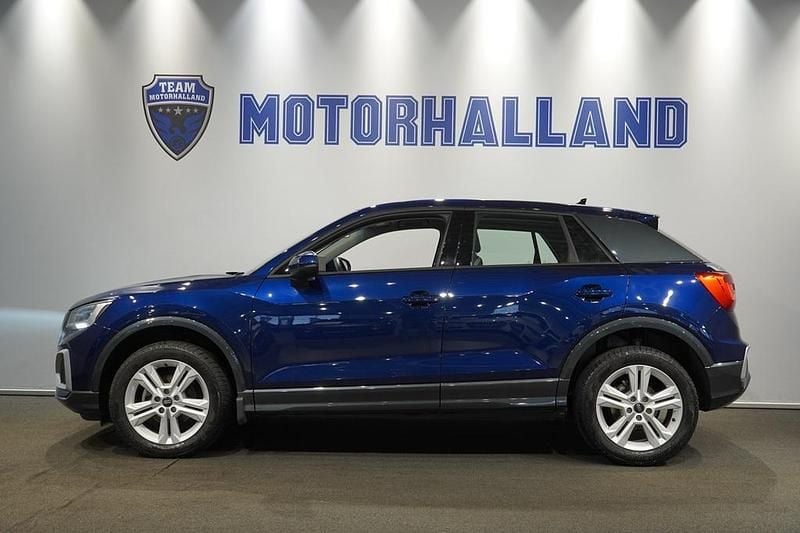 Blå Begagnad 2024 Audi Q2 Advanced Plus SUV | 284 900 kr (Marknadspris) - Bild 1/4