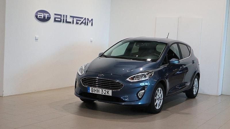 Blå (blå metallic) Begagnad 2020 Ford Fiesta Titanium Halvkombi | 119 900 kr (Bra pris) - Bild 1/4