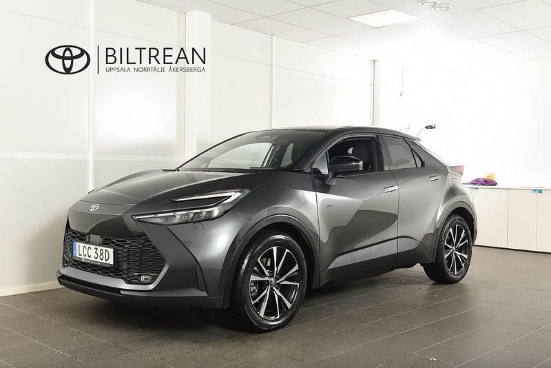 Mörkgrå (grå metallic) Begagnad 2024 Toyota C-HR Style SUV | 414 900 kr (Marknadspris) - Bild 1/4