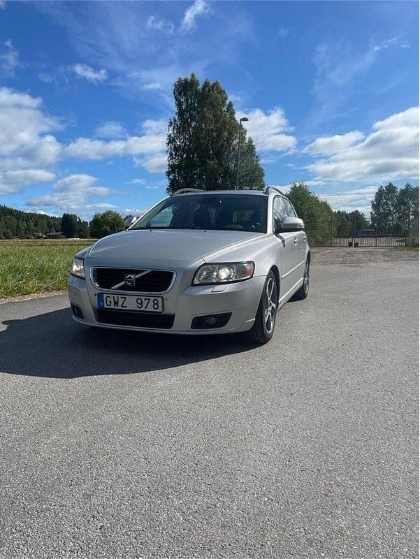 Grå Begagnad 2010 Volvo V50 Momentum Kombi | 40 000 kr (Marknadspris) - Bild 1/4