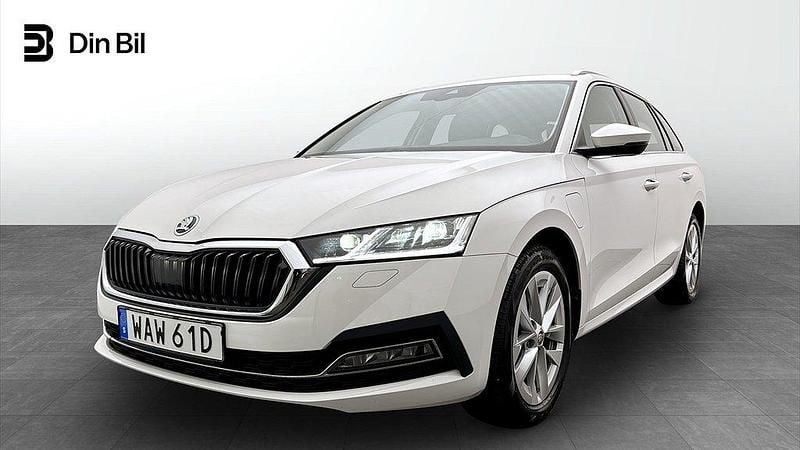 Vit (candy white) Begagnad 2023 Skoda Octavia Style Kombi | 319 900 kr (Marknadspris) - Bild 1/4