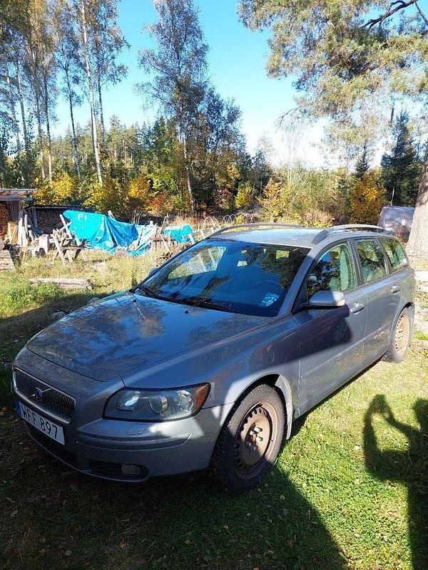 Grå Begagnad 2005 Volvo V50 Kinetic Kombi | 25 000 kr (Bra pris) - Bild 1/4