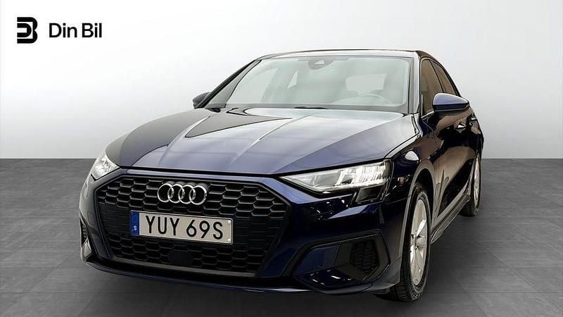 Navarrablå metallic Begagnad 2022 Audi A3 Proline Sedan | 234 000 kr (Marknadspris) - Bild 1/4