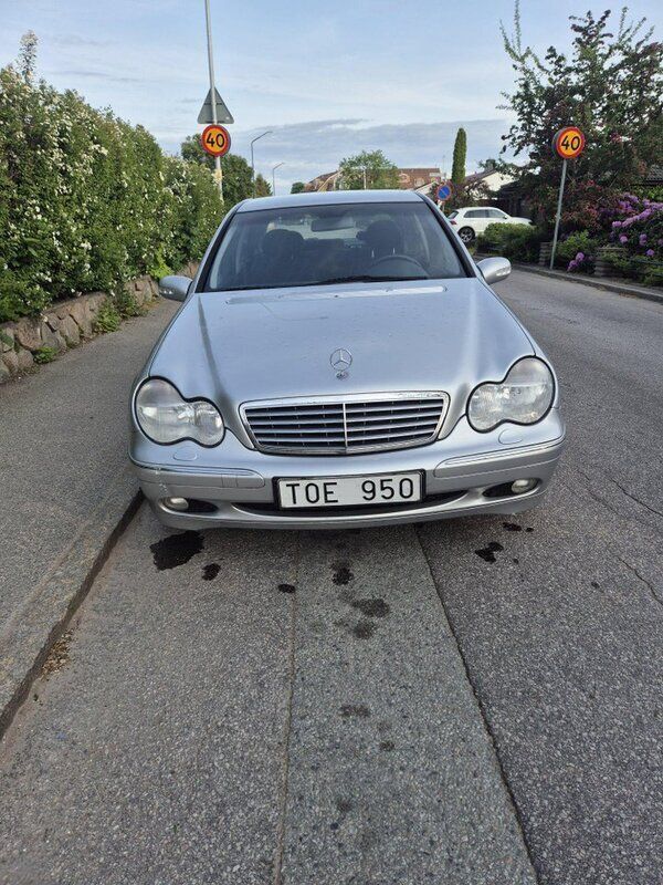 Grå Begagnad 2003 Mercedes C180 Sedan | 34 000 kr (Marknadspris) - Bild 1/4