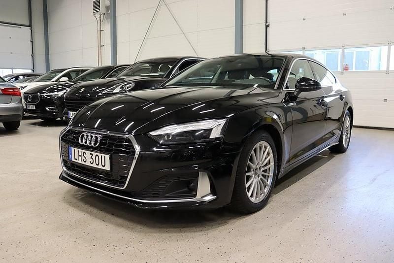 Svart Begagnad 2020 Audi A5 Sportback Comfort Halvkombi | 309 900 kr (Marknadspris) - Bild 1/4