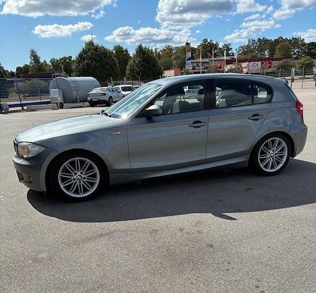 Grå Begagnad 2009 BMW 118 Advantage Halvkombi | 64 000 kr (Marknadspris) - Bild 1/3