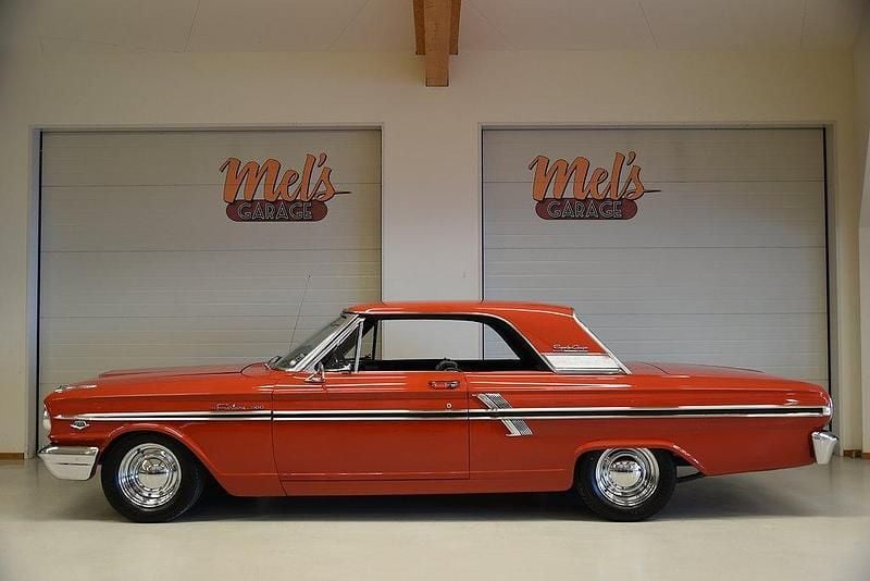 Röd Begagnad 1964 Ford Fairlane Sportkupé | 309 000 kr - Bild 1/4