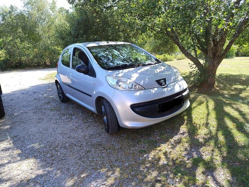 Grå Begagnad 2007 Peugeot 107 Halvkombi | 15 300 kr (Marknadspris) - Bild 1/4