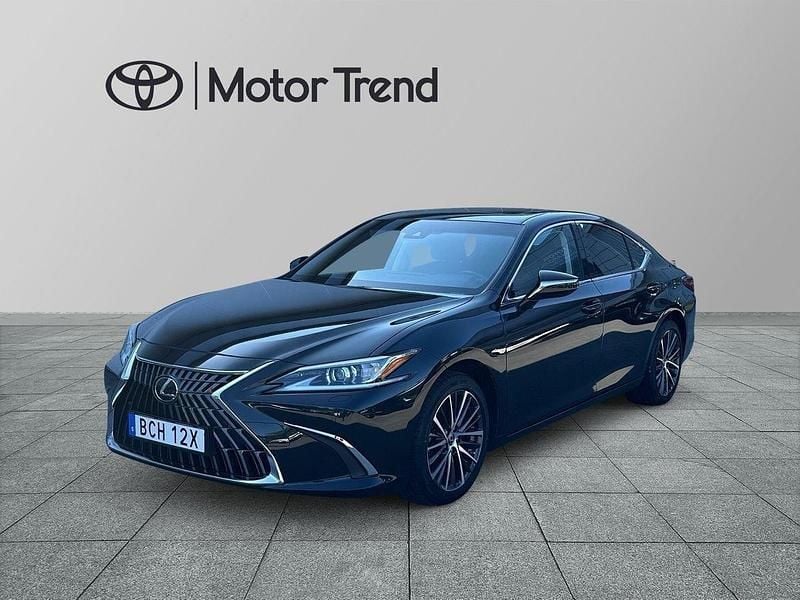Svart Begagnad 2024 Lexus ES300H Limited Edition Sedan | 469 000 kr (Lite dyr) - Bild 1/4