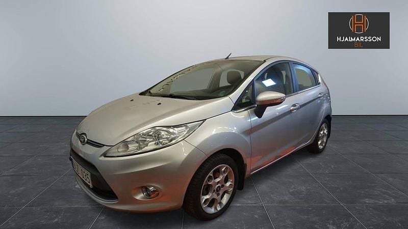 Grå Begagnad 2013 Ford Fiesta Titanium Halvkombi | 72 500 kr (Marknadspris) - Bild 1/4