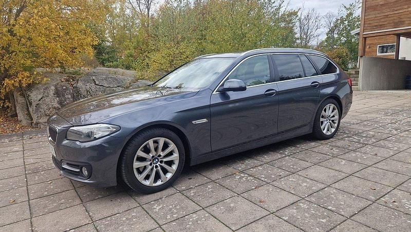 Grå Begagnad 2016 BMW 520 M Sport Kombi | 149 000 kr (Marknadspris) - Bild 1/4