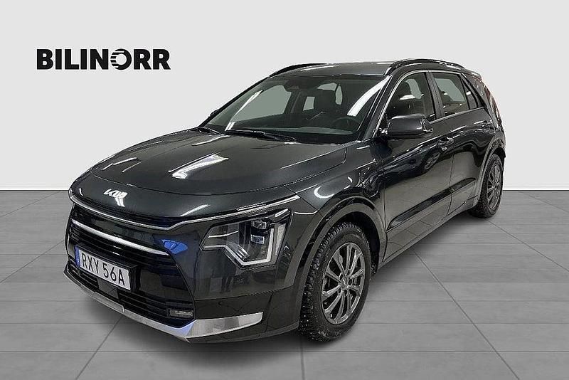 Grå Begagnad 2022 Kia Niro Advance SUV | 349 900 kr (Dyr) - Bild 1/4