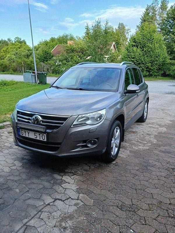Grå Begagnad 2010 VW Tiguan Sportline SUV | 55 000 kr (Superpris) - Bild 1/4