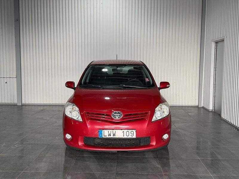 Begagnad Toyota Auris Plus 90 HK (66 kW) 2011 Röd Halvkombi