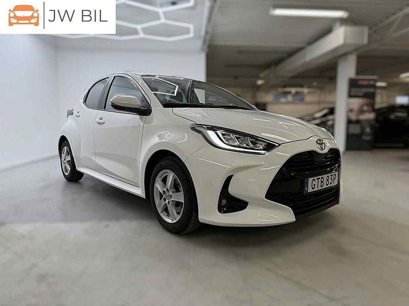 Vit Begagnad 2024 Toyota Yaris Hybrid Halvkombi | 238 900 kr (Marknadspris) - Bild 1/4