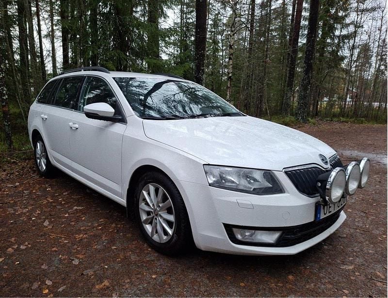 Vit Begagnad 2016 Skoda Octavia Ambition Kombi | 90 000 kr (Bra pris) - Bild 1/4