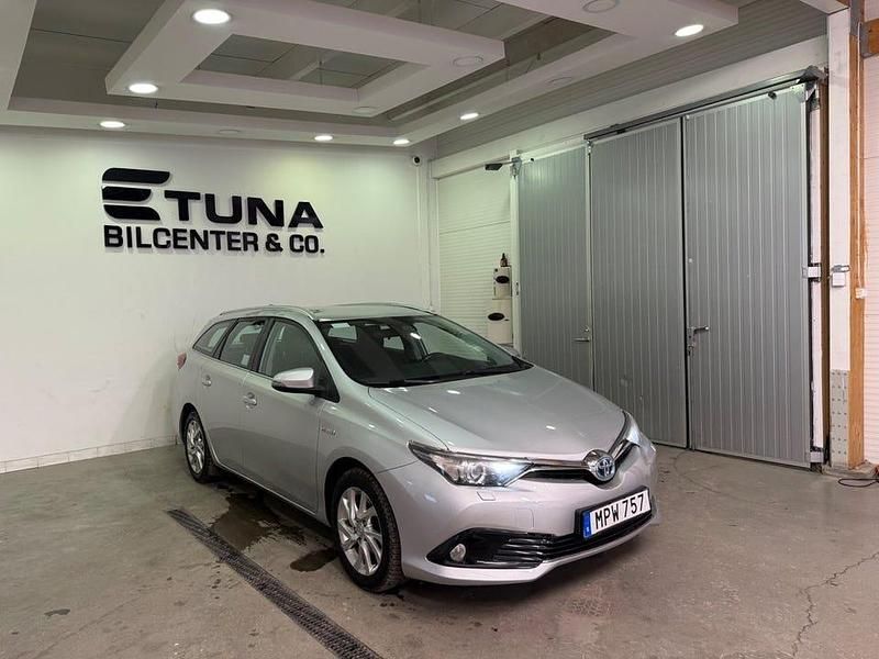 Begagnad Toyota Auris Touring Sports Active 136 HK (100 kW) 2017 Silver Kombi
