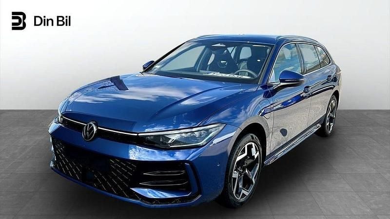 Blå Begagnad 2024 VW Passat R-line Kombi | 438 500 kr (Superpris) - Bild 1/4