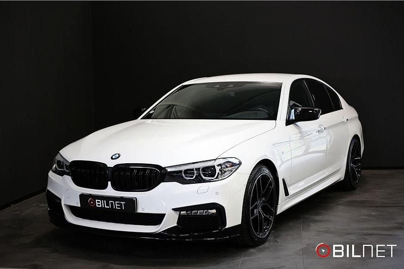 Vit Begagnad 2018 BMW 520 M Sport Sedan | 299 900 kr (Bra pris) - Bild 1/4