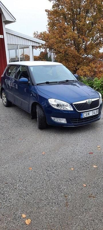 Blå Begagnad 2011 Skoda Fabia Elegance Halvkombi | 40 000 kr (Bra pris) - Bild 1/4