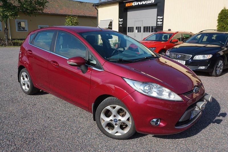Röd Begagnad 2010 Ford Fiesta Titanium Halvkombi | 69 900 kr (Marknadspris) - Bild 1/4