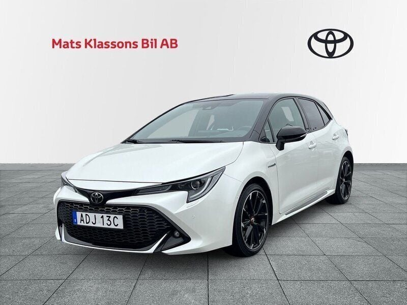 Vit Begagnad 2020 Toyota Corolla Hybrid Plus Halvkombi | 269 000 kr (Marknadspris) - Bild 1/4