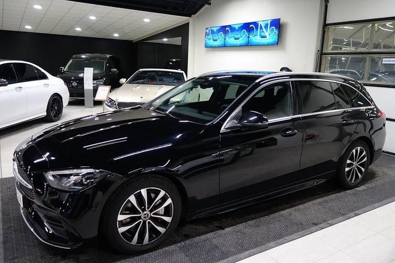 Svart Begagnad 2023 Mercedes C220 AMG line Kombi | 449 000 kr (Superpris) - Bild 1/4