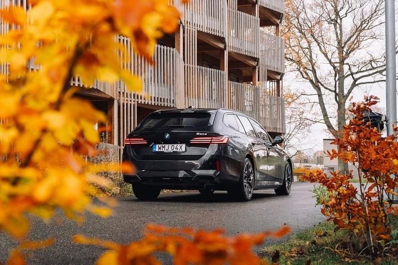 Begagnad BMW 530 M Sport 299 HK (219 kW) 2025 Safirsvart metallic Kombi