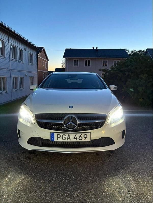 Vit Begagnad 2017 Mercedes A200 Halvkombi | 149 999 kr (Lite dyr) - Bild 1/4