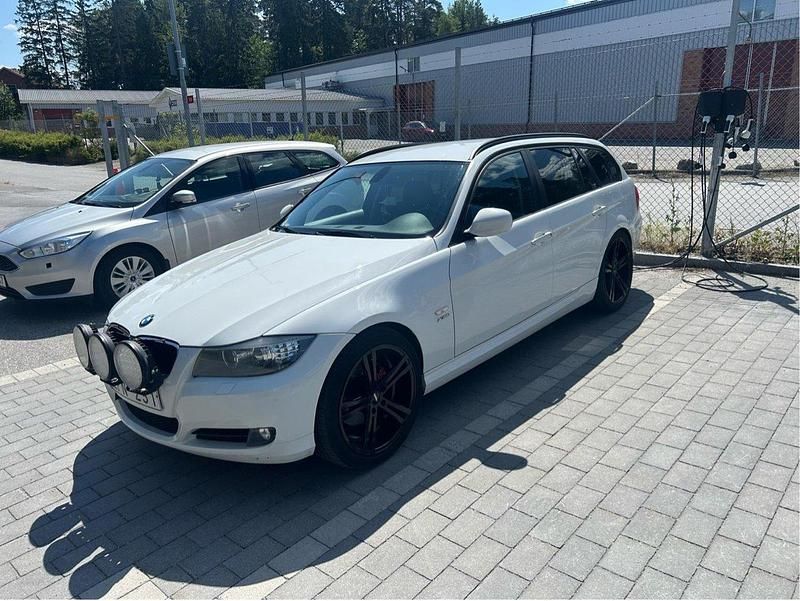 Vit Begagnad 2011 BMW 320 Kombi | 95 000 kr (Marknadspris) - Bild 1/4
