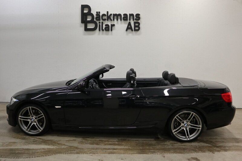 Svart (svart metallic) Begagnad 2012 BMW 330 Cabriolet Comfort Edition Cab | 259 000 kr (Marknadspris) - Bild 1/4
