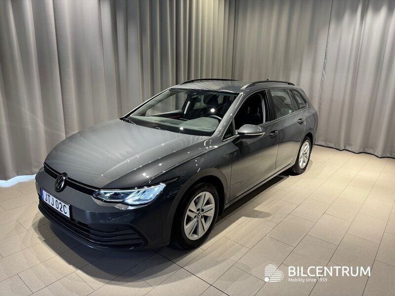 Grå Begagnad 2024 VW Golf VIII Kombi | 299 900 kr (Marknadspris) - Bild 1/4