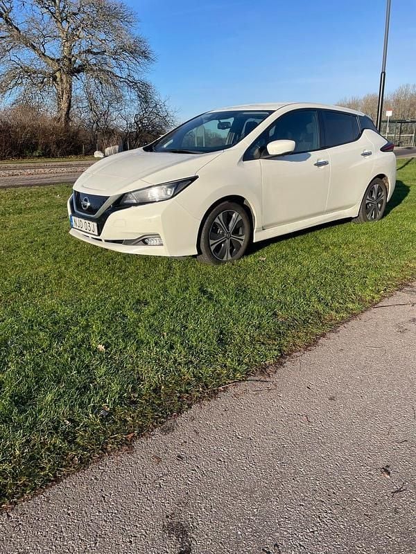 Begagnad 2021 Nissan Leaf N-Connecta Halvkombi | 109 000 kr (Superpris) - Bild 1/4