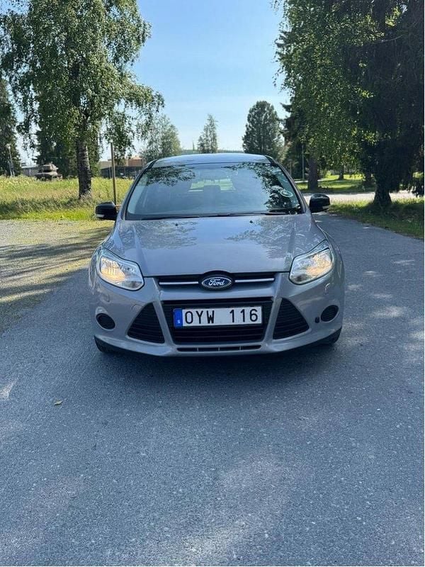 Grå Begagnad 2012 Ford Focus Trend Kombi | 65 000 kr (Marknadspris) - Bild 1/4