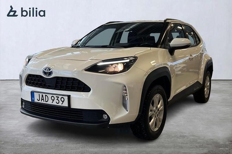 Vit Begagnad 2023 Toyota Yaris Hybrid Active | 239 900 kr (Marknadspris) - Bild 1/3
