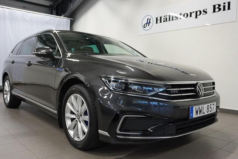 Mörkgrå (grå) Begagnad 2023 VW Passat GTE Kombi | 324 900 kr (Marknadspris) - Bild 1/4