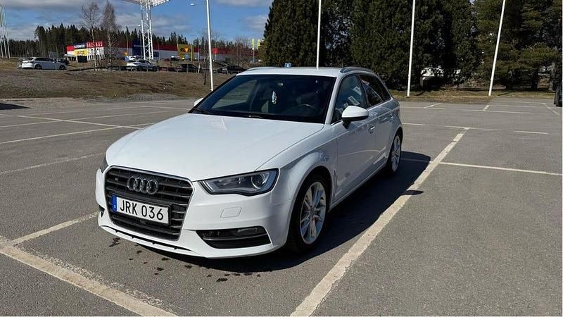 Vit Begagnad 2015 Audi A3 Sportback Ambition Halvkombi | 115 000 kr (Marknadspris) - Bild 1/4