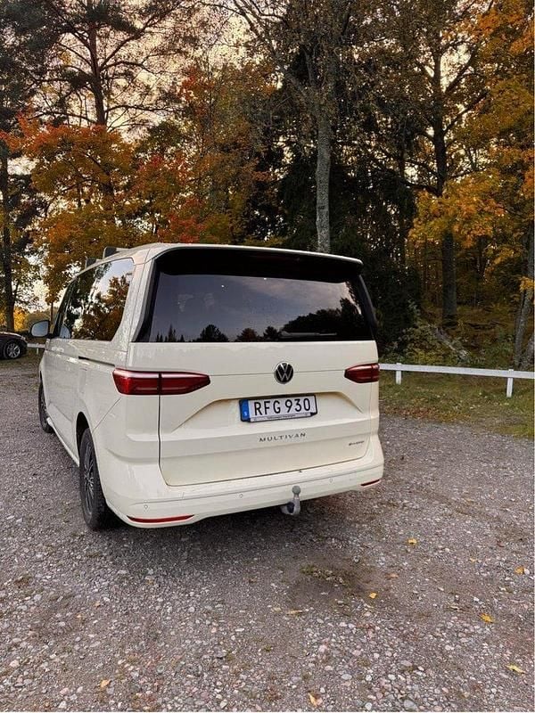 Vit Begagnad 2023 VW Multivan Life Minibuss | 550 000 kr (Marknadspris) - Bild 1/4