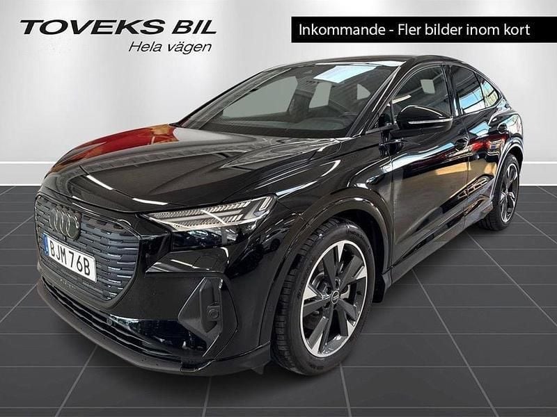 Mytsvart metallic Begagnad 2024 Audi Q4 Sportback e-tron S-Line SUV | 599 800 kr (Marknadspris) - Bild 1/4